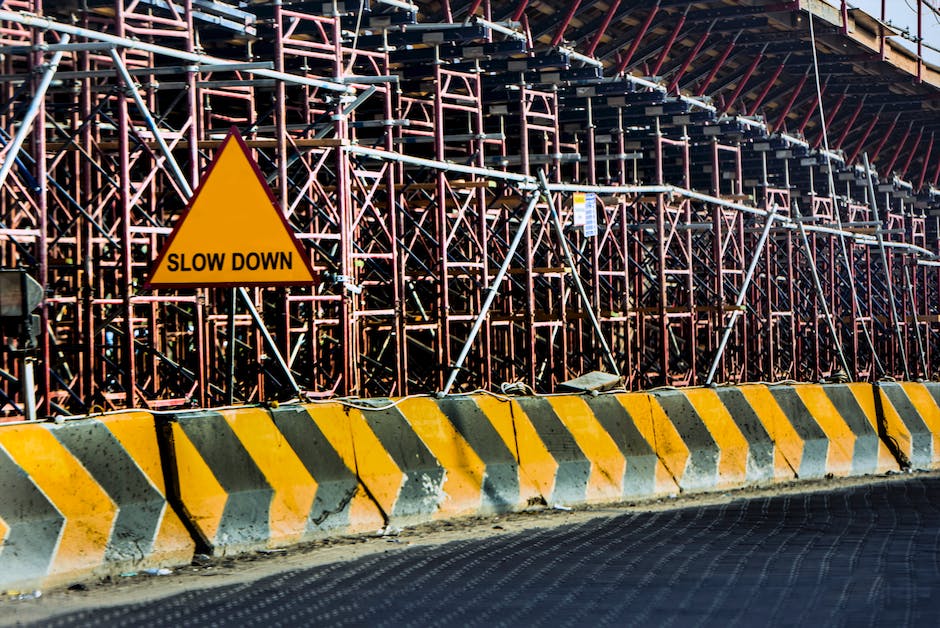 A picture of orange cones and flashing lights on the road, symbolizing road construction.
